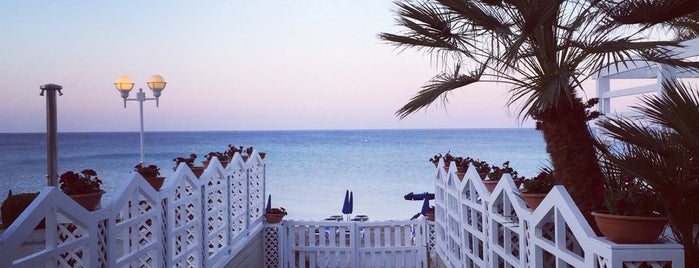 Sunrise Beach Hotel is one of Posti che sono piaciuti a Sam.
