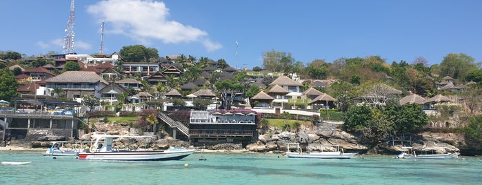 Batu Karang Lembongan Resort & Day Spa Bali is one of Lugares favoritos de Lauren.