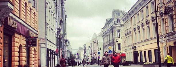 Bolshaya Dmitrovka Street is one of Posti che sono piaciuti a DK.