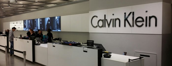 Calvin Klein is one of Tempat yang Disukai Jen.