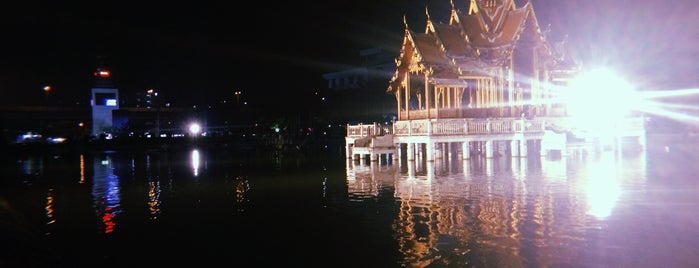 ริมสระน้ำหน้าพระบรมรูปพ่อขุนฯ is one of Ramkhamhaeng University.