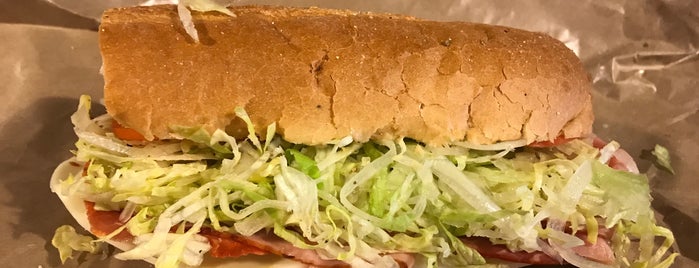 Jersey's Sub & Sweets is one of Danaさんの保存済みスポット.