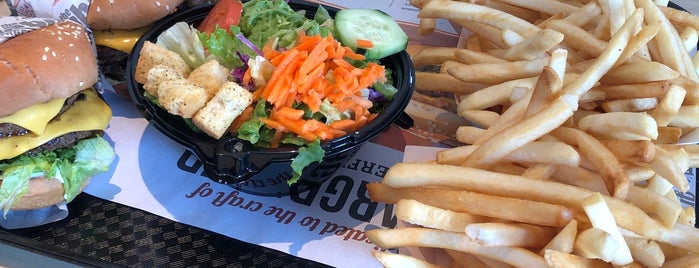 The Habit Burger Grill is one of Mark : понравившиеся места.