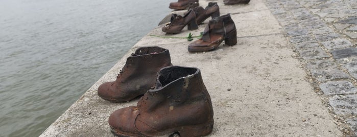 Schuhe an der Donau is one of Orte, die Onur Emre📍 gefallen.