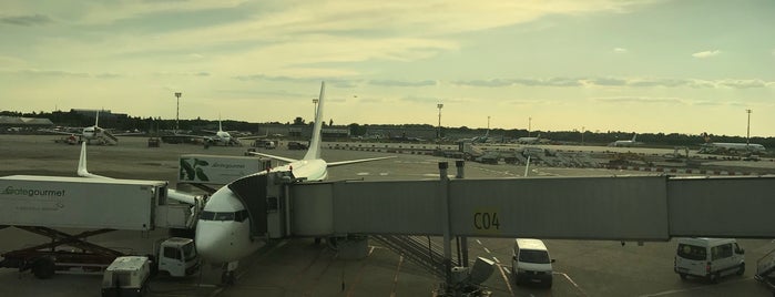 Düsseldorf Airport (DUS) is one of สถานที่ที่ Onur Emre📍 ถูกใจ.
