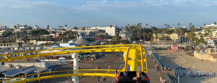 Santa Monica Pier is one of I 님이 좋아한 장소.