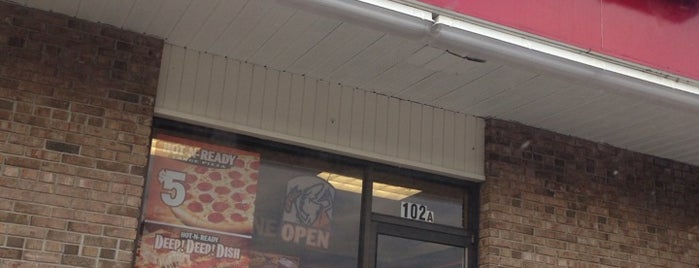 Little Caesars Pizza is one of สถานที่ที่ Lizzie ถูกใจ.