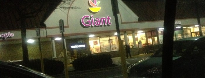 Giant Food and Pharmacy is one of Orte, die Charlotte gefallen.