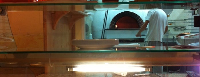 Pizzeria Pulcinella is one of Tempat yang Disukai Caterina.