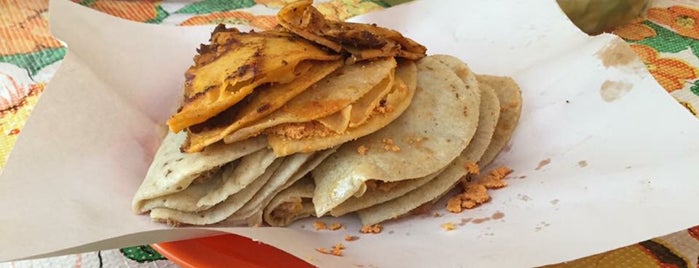 Taqueria el güero americanista is one of Yaz'ın Kaydettiği Mekanlar.