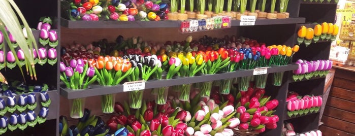 Mercado de las Flores is one of Lugares favoritos de Engin.