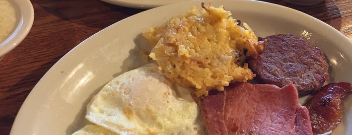 Cracker Barrel Old Country Store is one of Greenville.