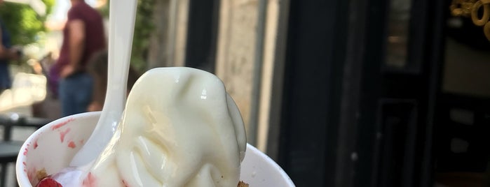 Yomumu Frozen Yogurt & More is one of EmrahÇ.さんのお気に入りスポット.