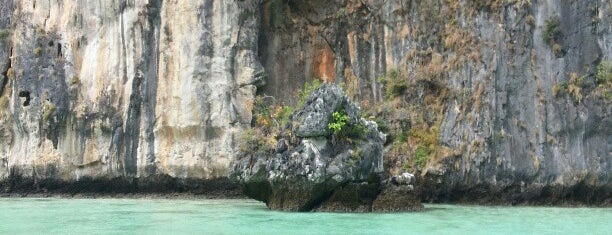 Phi Phi Islands is one of Thailand TOP places.