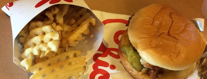 Chick-fil-A is one of Lugares favoritos de Kindra.