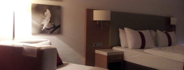 Ramada Hotel & Suites is one of Tempat yang Disukai Maik.