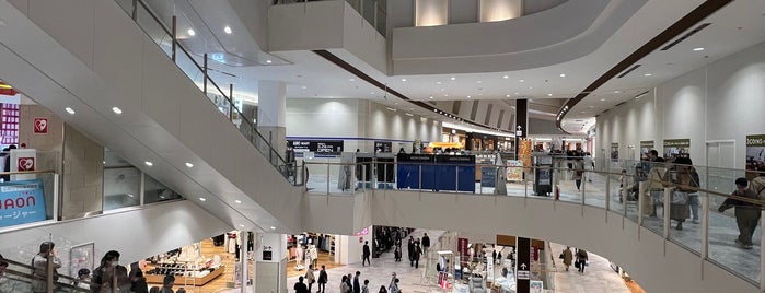 AEON Mall is one of Lugares favoritos de nobrinskii.