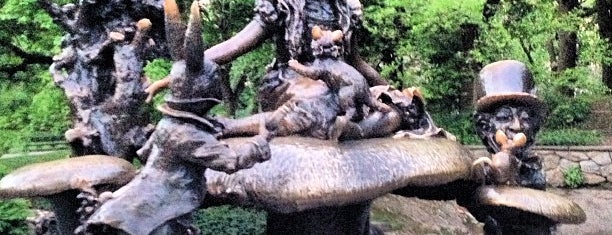 不思議の国のアリス像 is one of Central Park.