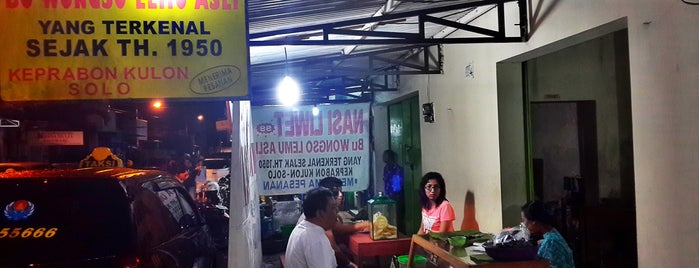 Nasi Liwet Bu Wongso Lemu is one of Tempat yang Disukai nania.