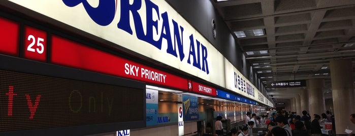 国内線ターミナル is one of Airports.