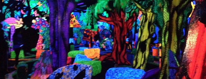 Putting Edge Glow-in-the-Dark Mini Golf is one of Toronto - Visit.