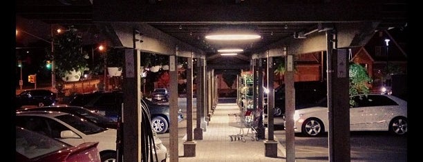 The Village Grocer is one of Tempat yang Disimpan kt.