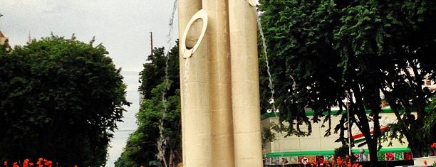 Monumen Bambu Runcing is one of Tempat Bersejarah di Surabaya.