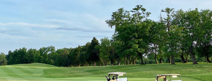 Pleasant Valley Golf Club is one of สถานที่ที่ Vinhlhq2015 ถูกใจ.