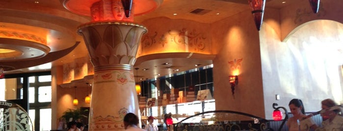 The Cheesecake Factory is one of Donna Leigh'in Beğendiği Mekanlar.