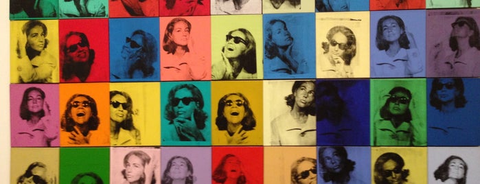 Warhol @ The MET is one of 유명인들의 아지트.