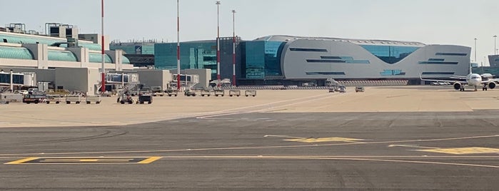 Aeroporto di Roma Fiumicino (FCO) is one of Posti che sono piaciuti a Abdulaziz.