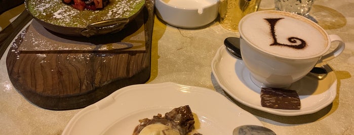 Café Lilou is one of Lugares favoritos de Abdulaziz.