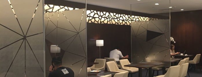 Etihad Business Class Lounge is one of Lugares favoritos de Abdulaziz.