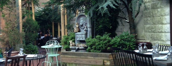 Four Seasons Kebab House is one of สถานที่ที่บันทึกไว้ของ Lizzie.