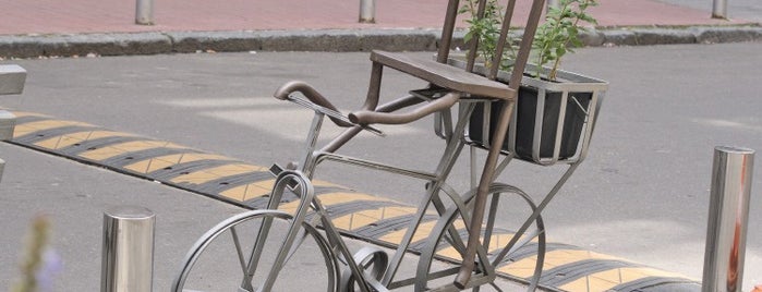 Стульчик на велосипеде is one of Необычные киевские памятники.