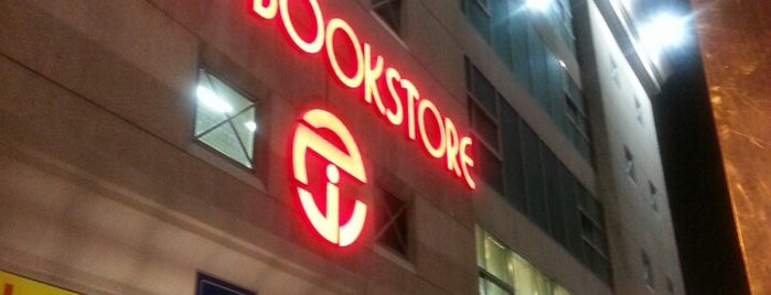 Jarir Bookstore is one of Maha'nın Beğendiği Mekanlar.