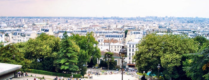 Montmartre is one of France.