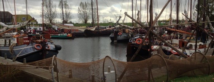 Gemeentehaven en Sluis is one of Varen in Friesland: havens, water en horeca.