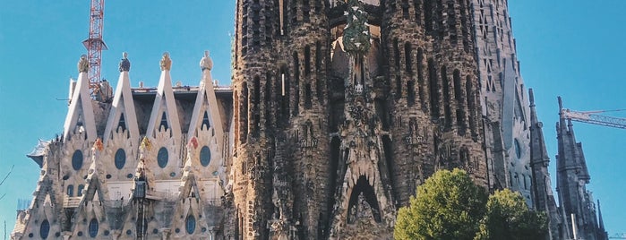 Plaça de Gaudí is one of Locais curtidos por Yaron.