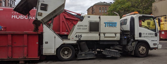 Hoboken Recycling Drop Off Center is one of Lugares favoritos de Carolyn.