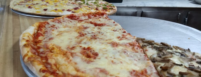 Bari's Pizza is one of Lugares guardados de ᴡ.