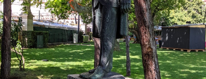 Karl-Seitz-Statue is one of Nur in Wien.