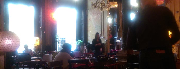 Csendes Vintage Bar & Cafe is one of Lugares favoritos de Cécile.