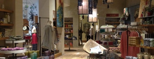 Anthropologie is one of Divyaさんのお気に入りスポット.