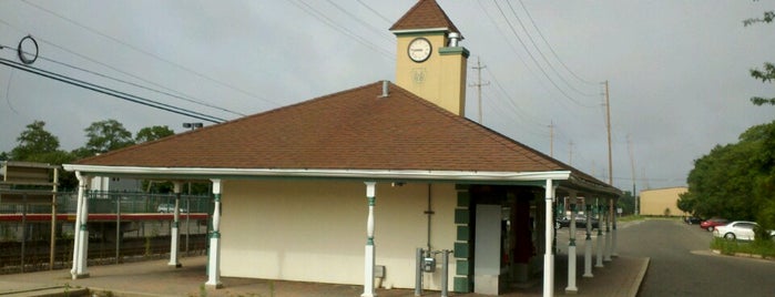 LIRR - Islip Station is one of Sara'nın Beğendiği Mekanlar.