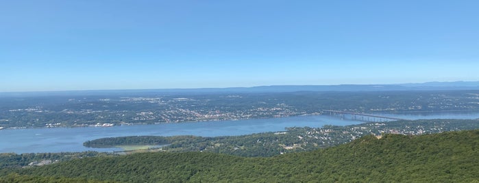 Fire Tower on Mt. Beacon is one of Glenda'nın Kaydettiği Mekanlar.