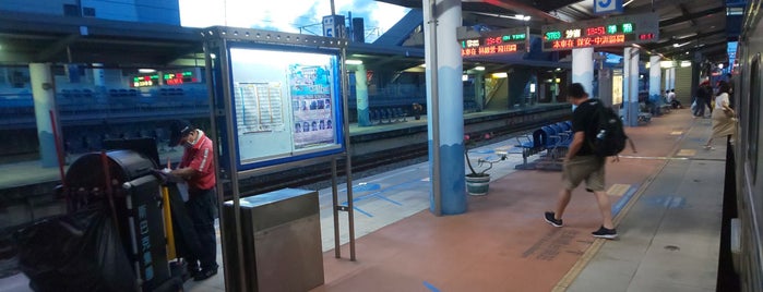 TRA Zhongzhou Station is one of 臺鐵火車站01.