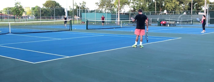 Douglas Park Tennis is one of สถานที่ที่ Aristides ถูกใจ.