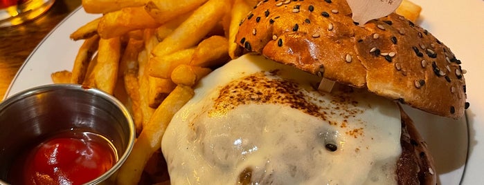 The Capital Burger is one of Lugares favoritos de Matías.