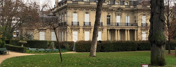 Jardin de l'Hôtel Salomon de Rothshild is one of City of Lights.